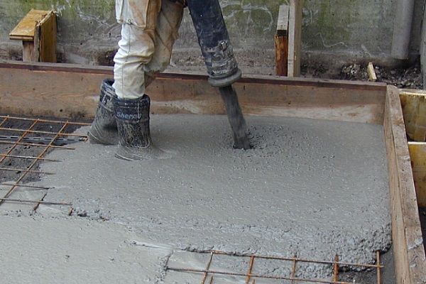 بتن خود تراکم scc تعریف، کاربرد و مزایای بتن خود متراکم 4 تاثیر بتن SCC بر کیفیت سطح و ماندگاری سازه-بهسازان